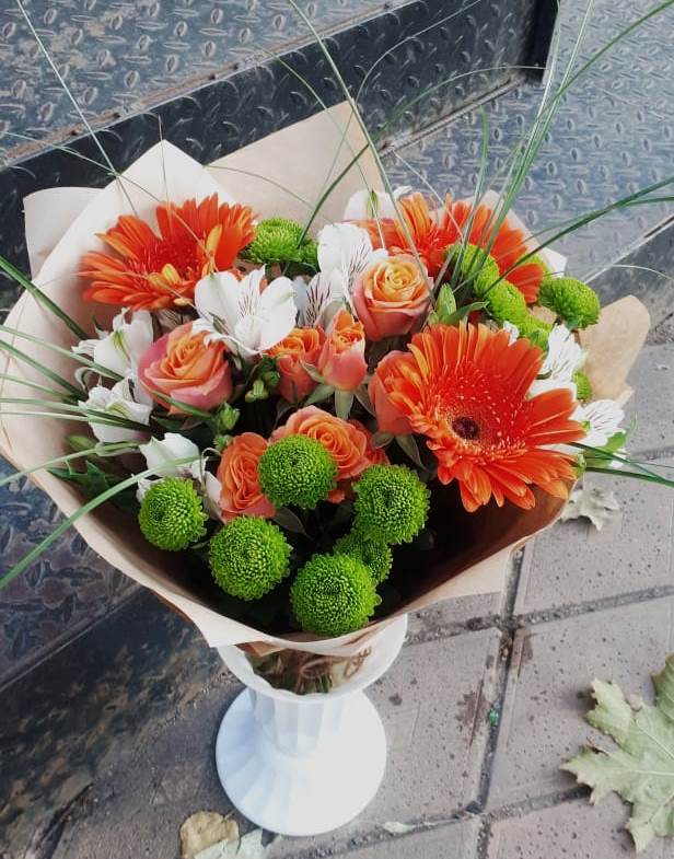 Букет цветов из: Герберы, Хризантемы, Альстромерии и Розы в Кубе