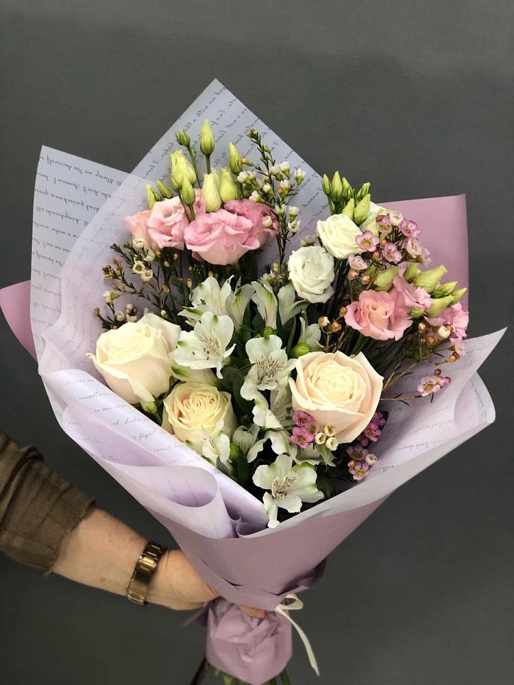 Букет цветов из: Альстромерии, Розы и Лизиантусы в Кубе