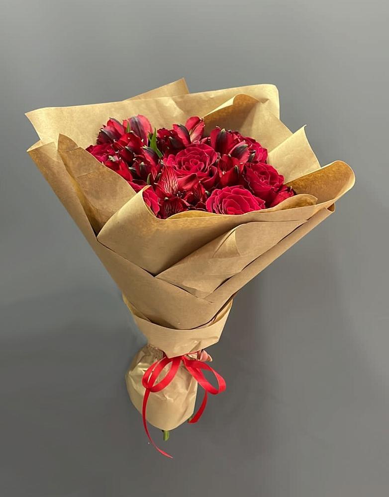 Букет цветов из: Альстромерии и Розы в Кубе