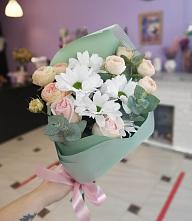 Букет милый в Кубе Букет цветов из: Хризантемы и Розы в Кубе