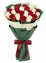 Букет Микс из красных и белых роз в Кубе