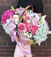 Композиция солнечный день в Кубе Цветочная композиция из Розы, Хризантемы, Пионы и Лизиантусы в корзине в Кубе