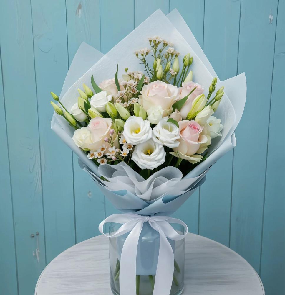 Букет цветов из: Розы и Лизиантусы в Кубе