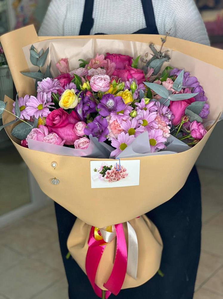 Букет цветов из: Хризантемы, Гвоздики и Альстромерии в Кубе