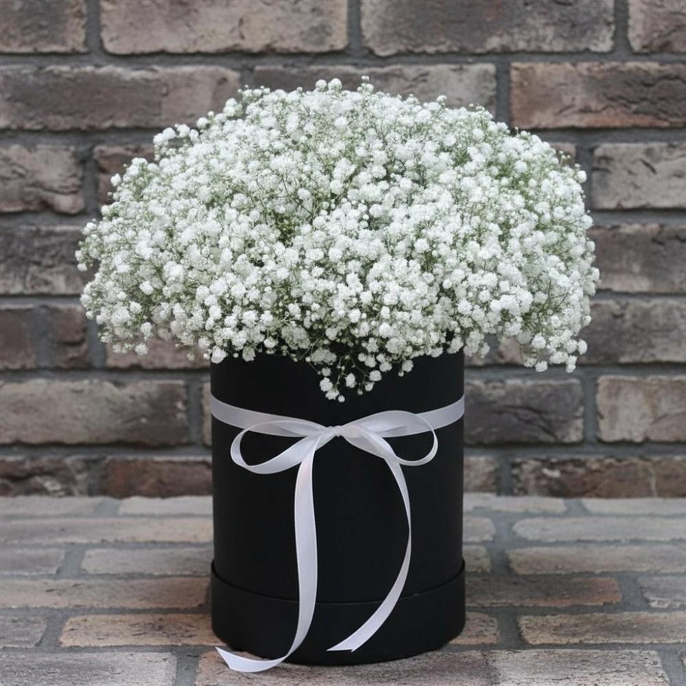 Цветочная композиция из Гипсофила в шляпной коробке в Кубе