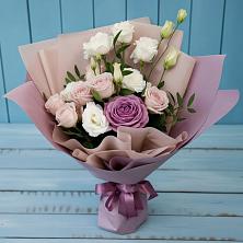 Букет цветов из:  Розы и Лизиантусы в Кубе