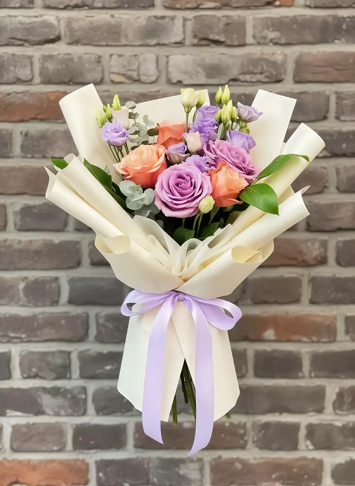 Букет цветов из: Лизиантусы и Розы в Кубе