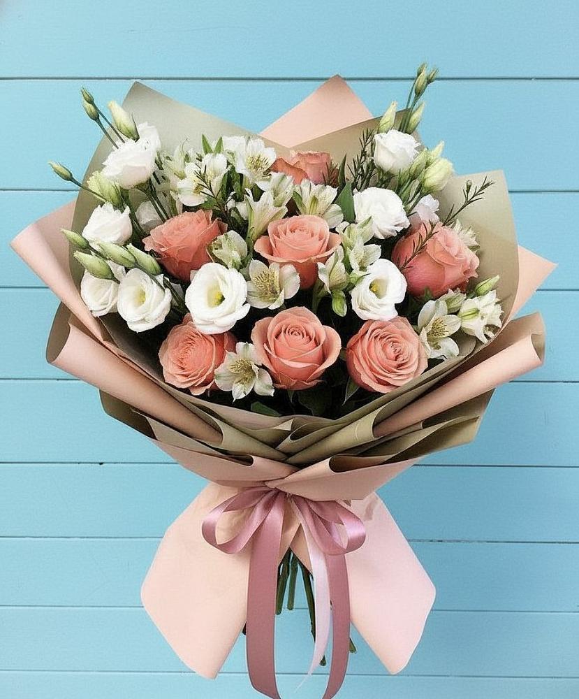 Букет цветов из: Розы, Альстромерии и Лизиантусы в Кубе