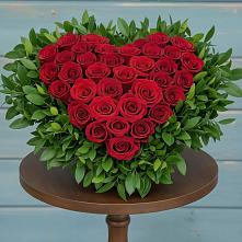 Цветочная композиция из Розы в виде сердца в Кубе