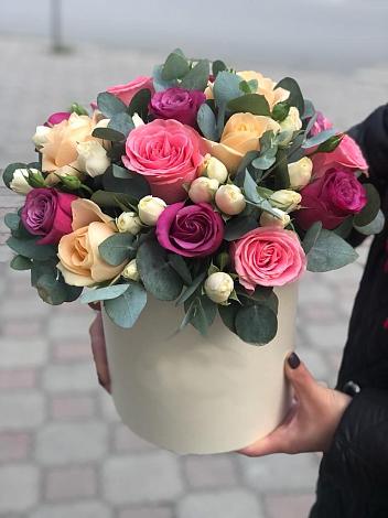 Цветочная композиция из Розы в шляпной коробке в Кубе