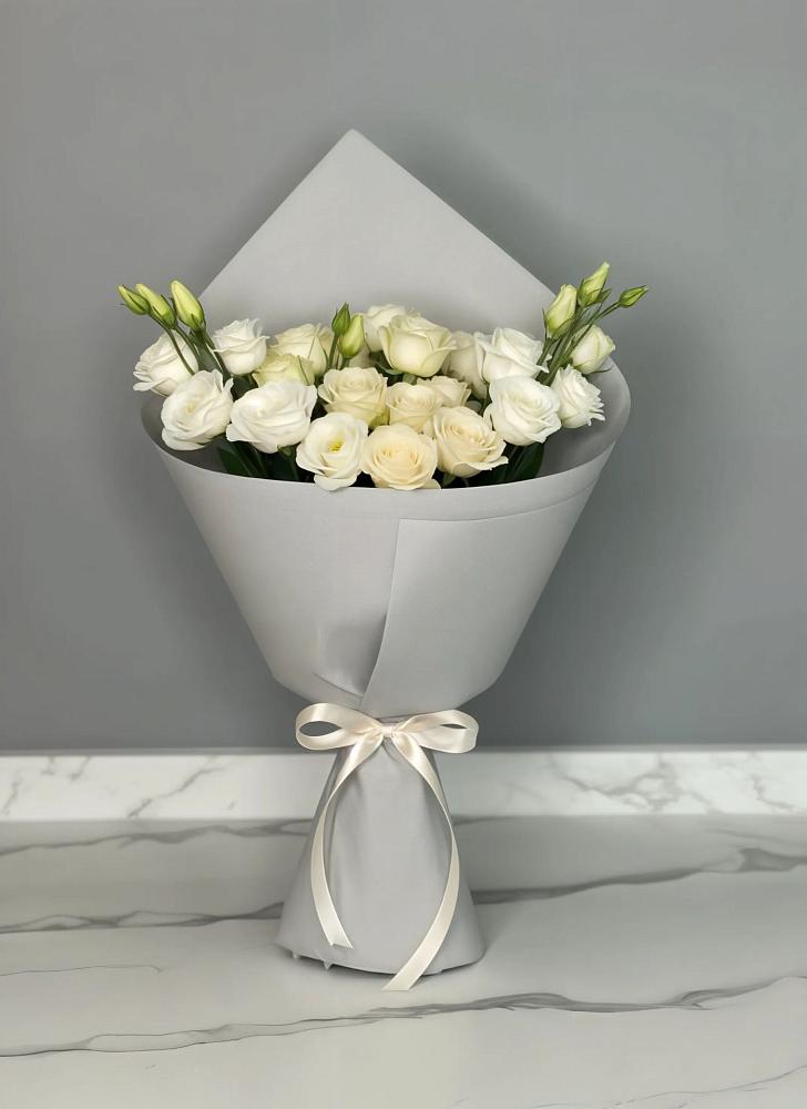 Букет цветов из: Розы и Лизиантусы в Кубе