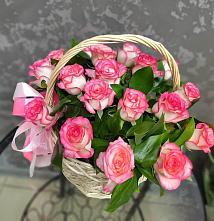 Цветочная композиция из Розы в корзине в Кубе