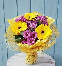 Букет цветов из:  Хризантемы и Герберы в Кубе