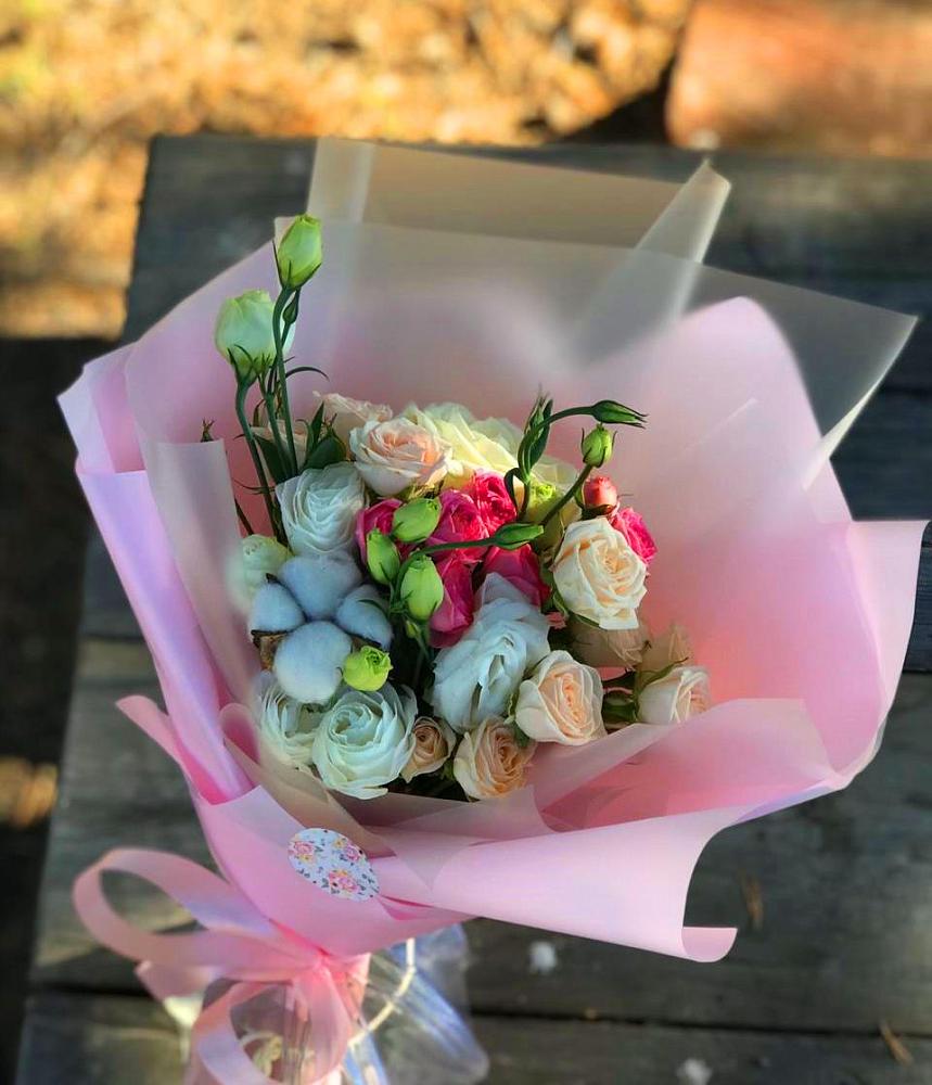 Букет цветов из: Розы и Лизиантусы в Кубе