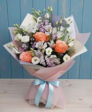 Букет цветов из:  Лизиантусы, Розы, Альстромерии и Гипсофила в Кубе