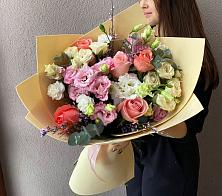 Букет цветов из:  Розы, Лизиантусы и Гвоздики в Кубе