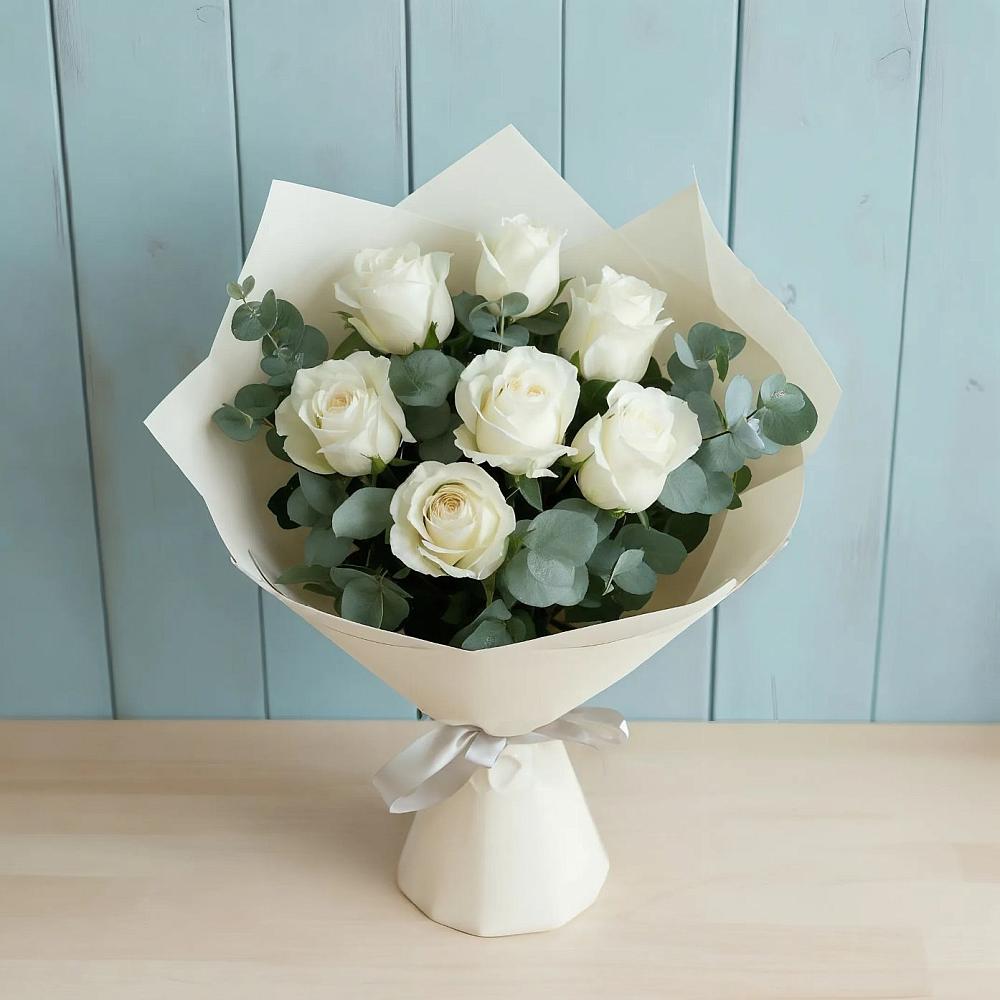 Букет Белые розы в Эвкалипте в Кубе