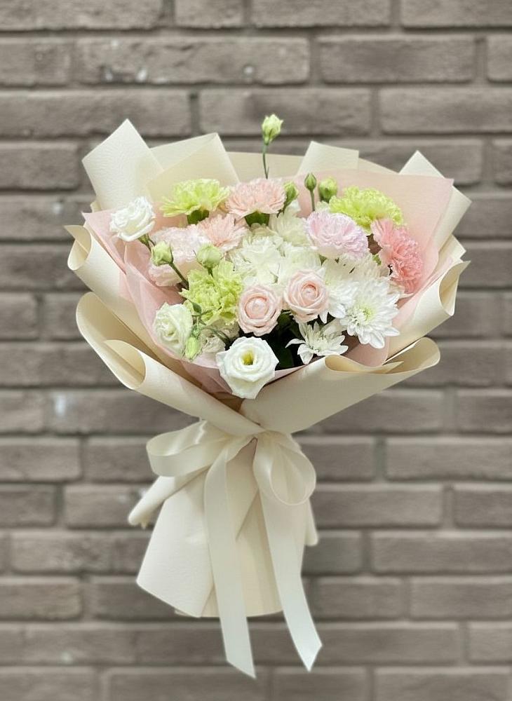 Букет цветов из: Гвоздики, Розы, Лизиантусы и Хризантемы в Кубе