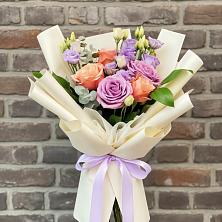 Букет цветов из:  Лизиантусы и Розы в Кубе