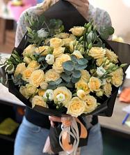 Букет птица счастья в Кубе Букет цветов из: Розы и Лизиантусы в Кубе