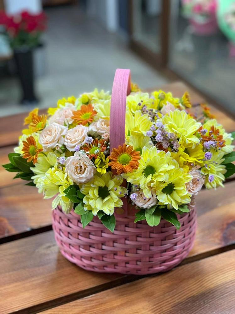 Цветочная композиция из Хризантемы и Розы в корзине в Кубе