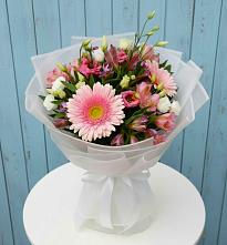 Букет цветов из:  Герберы, Альстромерии и Лизиантусы #REPLACE_PRED# Кубе