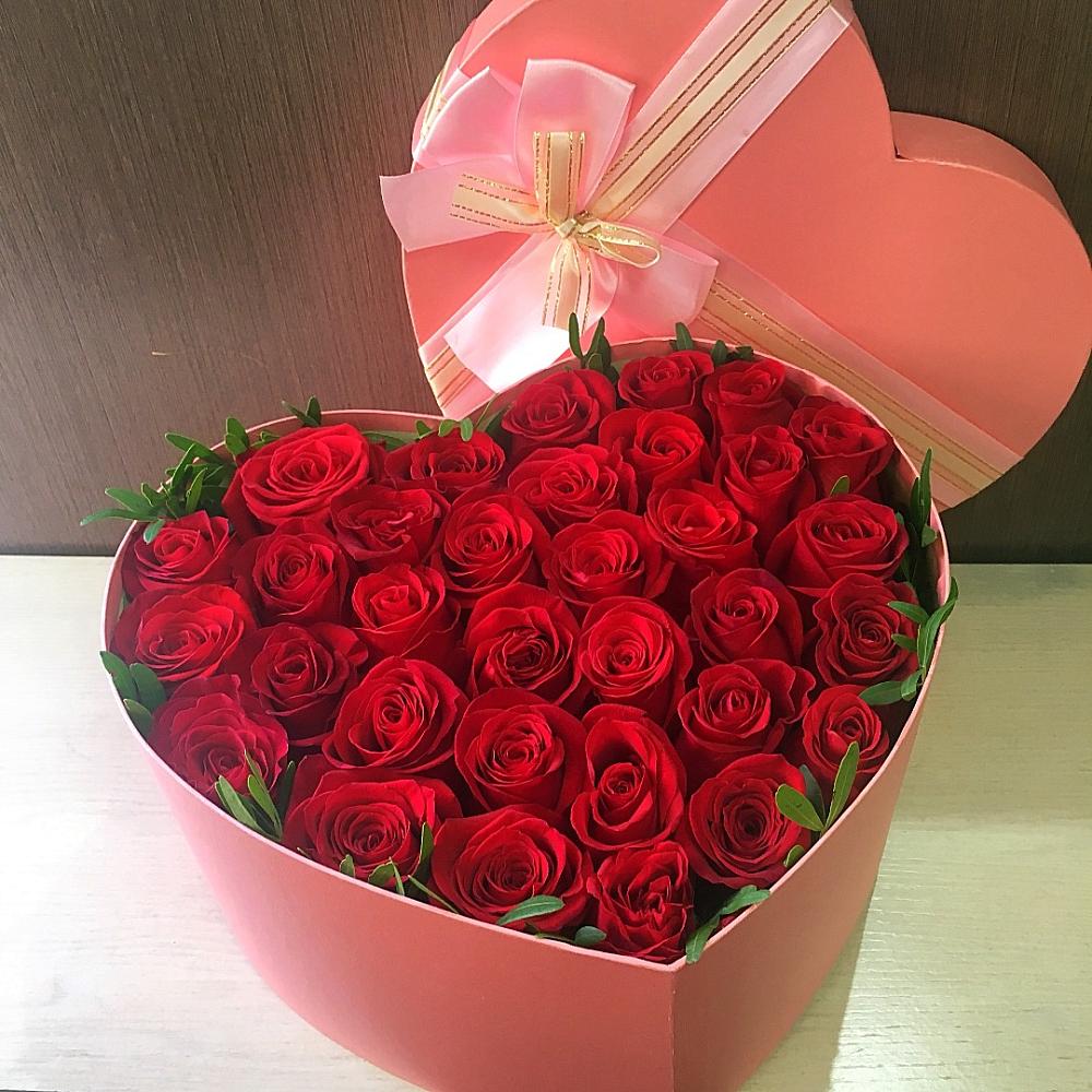 Цветочная композиция из Розы в коробке в виде сердца в Кубе