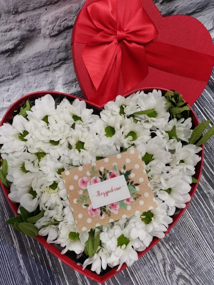 Цветочная композиция из Хризантемы в виде сердца в Кубе