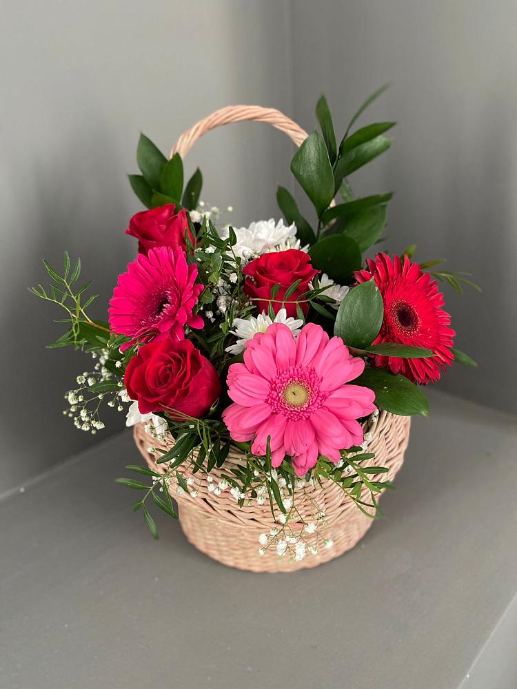 Цветочная композиция из Розы, Хризантемы и Герберы в корзине в Кубе