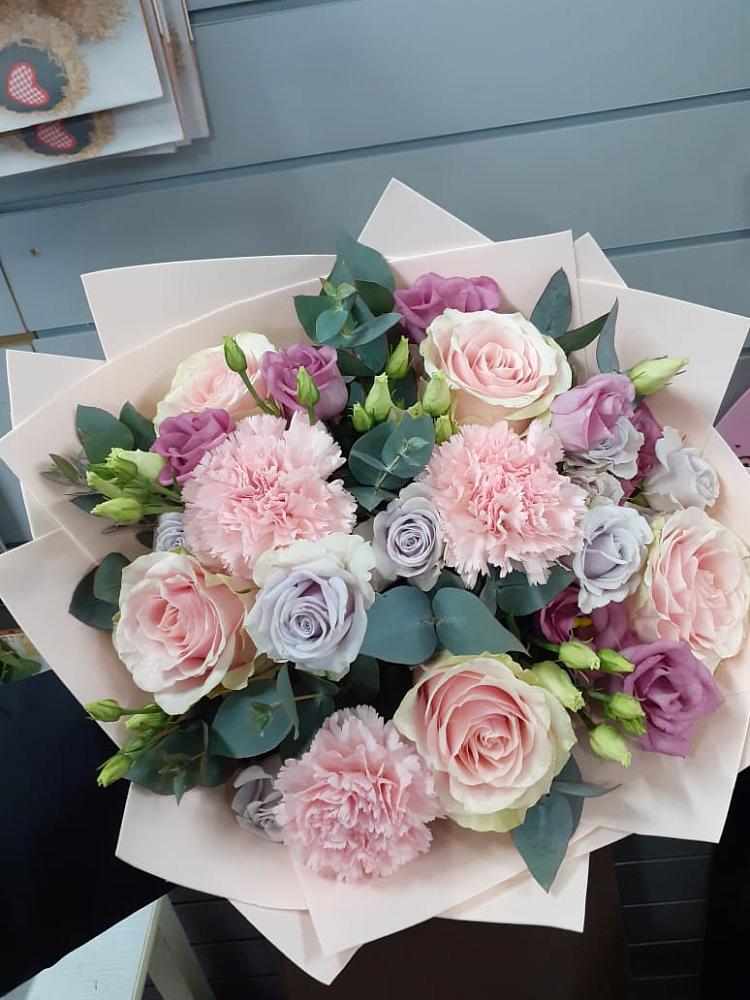 Букет цветов из: Розы, Гвоздики и Лизиантусы в Кубе