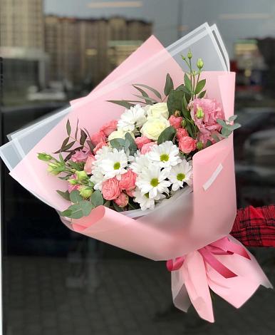Букет цветов из: Розы, Лизиантусы и Хризантемы в Кубе