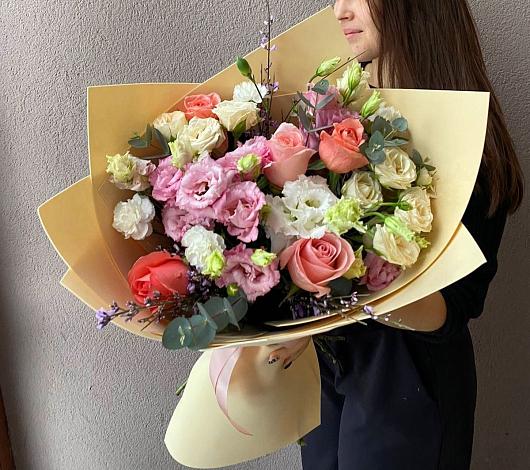 Букет цветов из: Розы, Лизиантусы и Гвоздики в Кубе