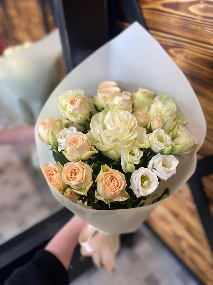 Букет цветов из: Розы и Лизиантусы в Кубе