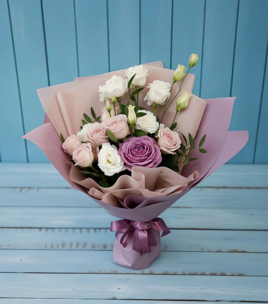 Букет цветов из: Розы и Лизиантусы в Кубе